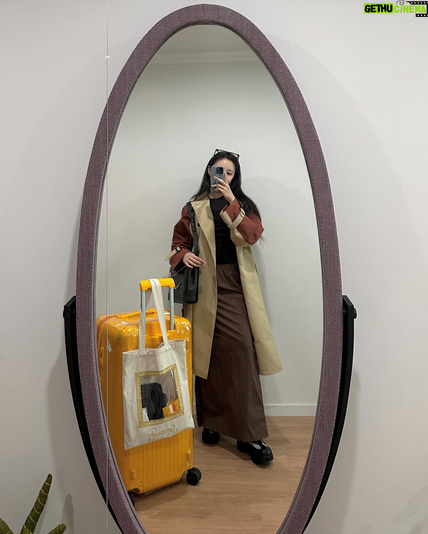 Hyomin Instagram - 리버서블 트렌치코트 하나로 출입국 공패 완성🤓
🧥🫶🏾 @weekendmaxmara