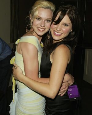 Sophia Bush Instagram - BREYTON 5EVA 🌟 I love a girls’ night in the city. We had the very best time supporting our dear @busyphilipps and this HILARIOUS show. #GIRLS5EVA you’re perfect.

Last slide proves me and @hilarieburton have been smooshing our faces together on red carpets for two decades now. I love us ❤️‍🔥