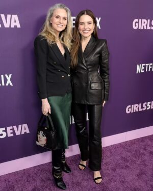Sophia Bush Instagram - BREYTON 5EVA 🌟 I love a girls’ night in the city. We had the very best time supporting our dear @busyphilipps and this HILARIOUS show. #GIRLS5EVA you’re perfect.

Last slide proves me and @hilarieburton have been smooshing our faces together on red carpets for two decades now. I love us ❤️‍🔥