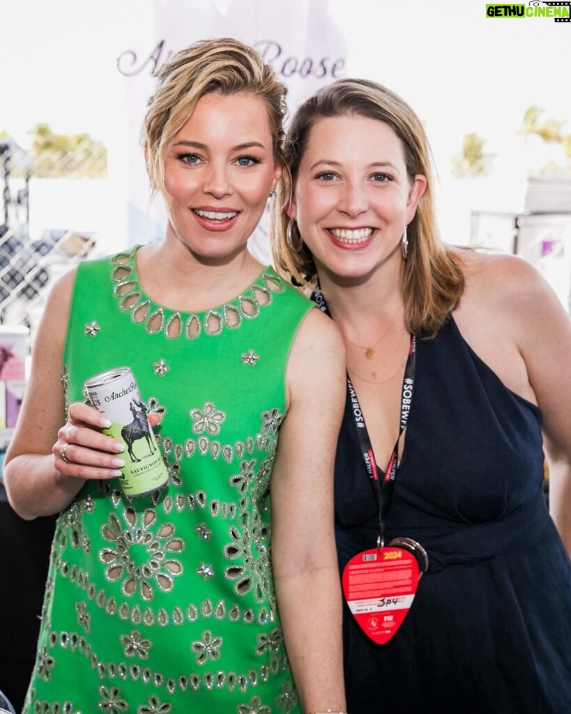 Elizabeth Banks Instagram - A weekend in Miami with @archerroosewines 💚 I had SUCH a blast serving up some cans at @sobewff with our founder and CEO @mariankleitner. Thank you to everyone who stopped by our booth and happy hour to taste the wines and say hello. We loved meeting all of you and can’t wait for next year! #sobewff