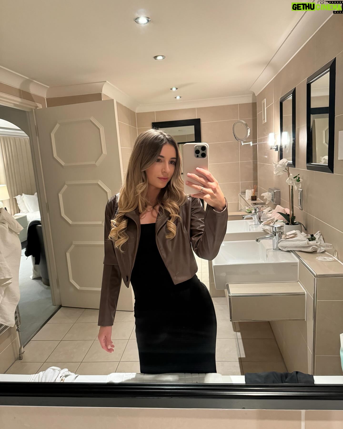 Dani Dyer Instagram - Our favourite stay🫶
Celebrating an early Mother’s Day💗
@champneysspas