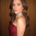 Sophia Bush Instagram – What an incredible night celebrating artists and storytellers at @ejaf. What the Elton John AIDS Foundation has accomplished is breathtaking, and it’s always an honor to support their work 🌟 #Oscars 

Thanks to the team @kevinmichaelericson @afton @matthewstylist for putting me together in @marmarhalim @brionyraymondnewyork @santoniofficial @tylerellisofficial
