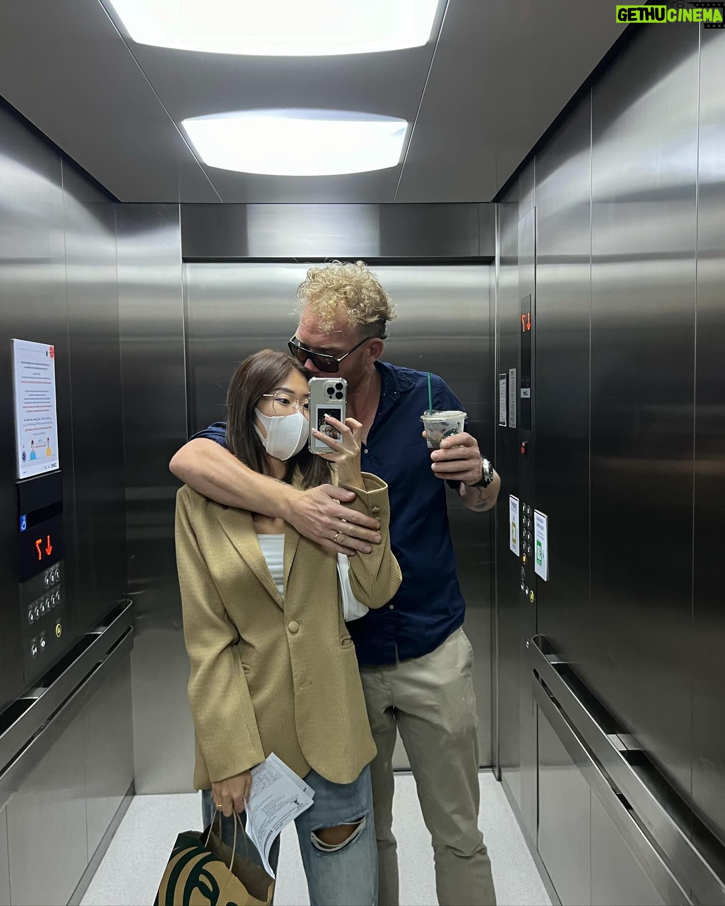 Keerati Mahapreukpong Instagram - Mental health journey | จาก depression / PMDD / เข้าสู่ panic disorder 🤍
ในตลอดระยะเวลา 9 เดือน ที่ทำความรูัจักกับ โรคใหม่ .. รักษา .. ปรับตัว. เราได้เจอ และได้คุยกับคนที่ เป็นแบบเดียวกันจำนวนเยอะมากจนน่าตกใจ. จากที่เคยต่อสู้กับ ดีเพรส มา อยากบอกว่า แพนิค น่ากลัวไม่แพ้กัน.
ความกลัว และอาการทางร่างกาย กระทบต่อการใช้ชีวิตมากๆ มันทำให้เรา ไม่กล้าออกไปไหน ไม่กล้าใช้ชีวิตคนเดียว ไม่กล้าแม้กระทั่งขับรถ เพราะกลัวว่าอาการจะมา โดยเฉพาะในช่วงเวลาสำคัญ. สุขภาพก็อ่อนแอลงมาก มีปัญหาเรื่องการนอนรุนแรง และ น้ำหนักตัวที่ลดลงอย่างน่าตกใจ .
ยิปทำอีพีสรุปอาการ / วิธีการที่ใช้ดีลกับอาการไว้ให้แล้วใน you tube #ไหนเล่าซิ๊ นะ 🫶🏽
ขอฝากโพสต์นี้ไว้เพราะอยากให้หลายๆคน aware กับ เรื่อง mental health ทุกชนิด. หมั่นเช็คตัวเอง.. เคลียร์พลังงานลบๆ. เคลียร์ใจ คุยกับตัวเองบ่อยๆ. และอยากให้ทุกคนช่วยเป็น support system ของกันและกันนะ :-)) 🩵🩵🩵✨
สุดท้าย เราขอขอบคุณมากๆ สำหรับ support system ในชีวิตของเรา .. 🤍 ป๊า ม๊า โซ . นิค. เนะ ปาย . และเพื่อนๆอีกหลายคน ที่ทำให้เหตุการณ์ยากๆ และน่ากลัวนี้ เบาลงไปได้เยอะ..
ขอบคุณนะ.. 🫶🏽🥹