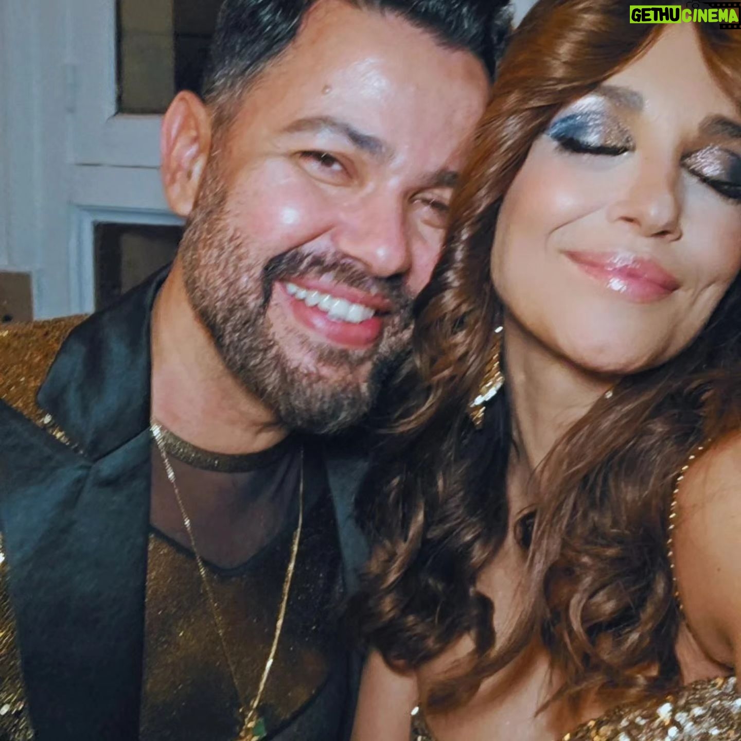 Paula Echevarría Instagram - Ayer celebramos los 50 de @mikvarez por todo lo alto y al más puro estilo 70's!
Te queremos to the moon and back mi paich! ♥️
Mi mono es de @nadinemerabi, pendientes @fetichesuances y pelo y maquillaje by me! Disco 70's!