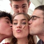 Clara Galle Instagram – Podría describir de memoria esa habitación mejor que la mía. Creo que es el sitio que ha pisado toda persona que ha formado parte de este periplo. Me acuerdo de cuando cambiaron las paredes de color y lo sentí como si hubieran pintado mi casa sin avisar. Había días que pensaba en dónde esconderme para quedarme a dormir en ese plató sin que nadie se enterara. A día de hoy pienso, ¿Qué habrán hecho con ese lugar? Estará desmontado y los muebles repartidos por ahí. Me imagino a la mesilla en un almacén diciéndole a una lámpara ajena que ella es la mesilla de la habitación de “A través de mi ventana”. Que ella sujetaba los guiones marcados cuando llegábamos a ensayar. 
Gracias a todo el mundo que ha subido por esa ventana, hay un placer inmenso en saberse esta habitación a rajatabla. Tengo grabados las posiciones que cada unx ocupabais ahí. Es un resumen perfecto, y mi manera de llevaros a todos conmigo. 
Ojalá nos veamos en muchas otras desmontables pero emocionalmente indelebles habitaciones más.

@nostromopictures @nuriavallsv @fores.marcal @meriuei74 @manuruizmz @marcmiro @isramendoza @avc73 @andreatrenadomakeup @marietabeltranz @sofia.vilaret @anamilln_ @enedenadia @albapedreira @otrapelicula @isramendoza @isaacbonfill @danaegatell @martaxipell @natalia_albert @cris_quer @alexabj @juliee.gee @manuruizmz @rachel_lascar @abel.folk @guillermo_lasheras @ivanlapadula @eliasm.felix @victorcuadrado_f @rurru29 @nuriarou @emilia_lazo @sylviaparejo @alejandro.gil @josetiradoad @xavifarre.io @andreaxchaparro @mcasalss @luciadelapuerta …💕