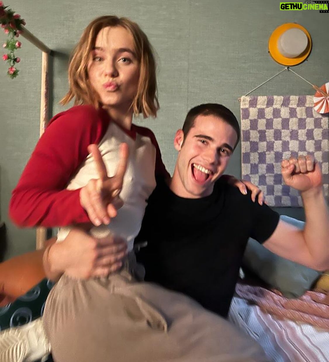 Clara Galle Instagram - A veces hay que renunciar a entender las cosas y simplemente vivirlas…
*Bruja y Dios griego hablando con Yoshi por la ouija* ✨
Hasta siempre❤️🔥
@atdmvnetflix @netflixes