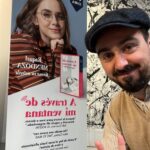 Clara Galle Instagram – Podría describir de memoria esa habitación mejor que la mía. Creo que es el sitio que ha pisado toda persona que ha formado parte de este periplo. Me acuerdo de cuando cambiaron las paredes de color y lo sentí como si hubieran pintado mi casa sin avisar. Había días que pensaba en dónde esconderme para quedarme a dormir en ese plató sin que nadie se enterara. A día de hoy pienso, ¿Qué habrán hecho con ese lugar? Estará desmontado y los muebles repartidos por ahí. Me imagino a la mesilla en un almacén diciéndole a una lámpara ajena que ella es la mesilla de la habitación de “A través de mi ventana”. Que ella sujetaba los guiones marcados cuando llegábamos a ensayar. 
Gracias a todo el mundo que ha subido por esa ventana, hay un placer inmenso en saberse esta habitación a rajatabla. Tengo grabados las posiciones que cada unx ocupabais ahí. Es un resumen perfecto, y mi manera de llevaros a todos conmigo. 
Ojalá nos veamos en muchas otras desmontables pero emocionalmente indelebles habitaciones más.

@nostromopictures @nuriavallsv @fores.marcal @meriuei74 @manuruizmz @marcmiro @isramendoza @avc73 @andreatrenadomakeup @marietabeltranz @sofia.vilaret @anamilln_ @enedenadia @albapedreira @otrapelicula @isramendoza @isaacbonfill @danaegatell @martaxipell @natalia_albert @cris_quer @alexabj @juliee.gee @manuruizmz @rachel_lascar @abel.folk @guillermo_lasheras @ivanlapadula @eliasm.felix @victorcuadrado_f @rurru29 @nuriarou @emilia_lazo @sylviaparejo @alejandro.gil @josetiradoad @xavifarre.io @andreaxchaparro @mcasalss @luciadelapuerta …💕