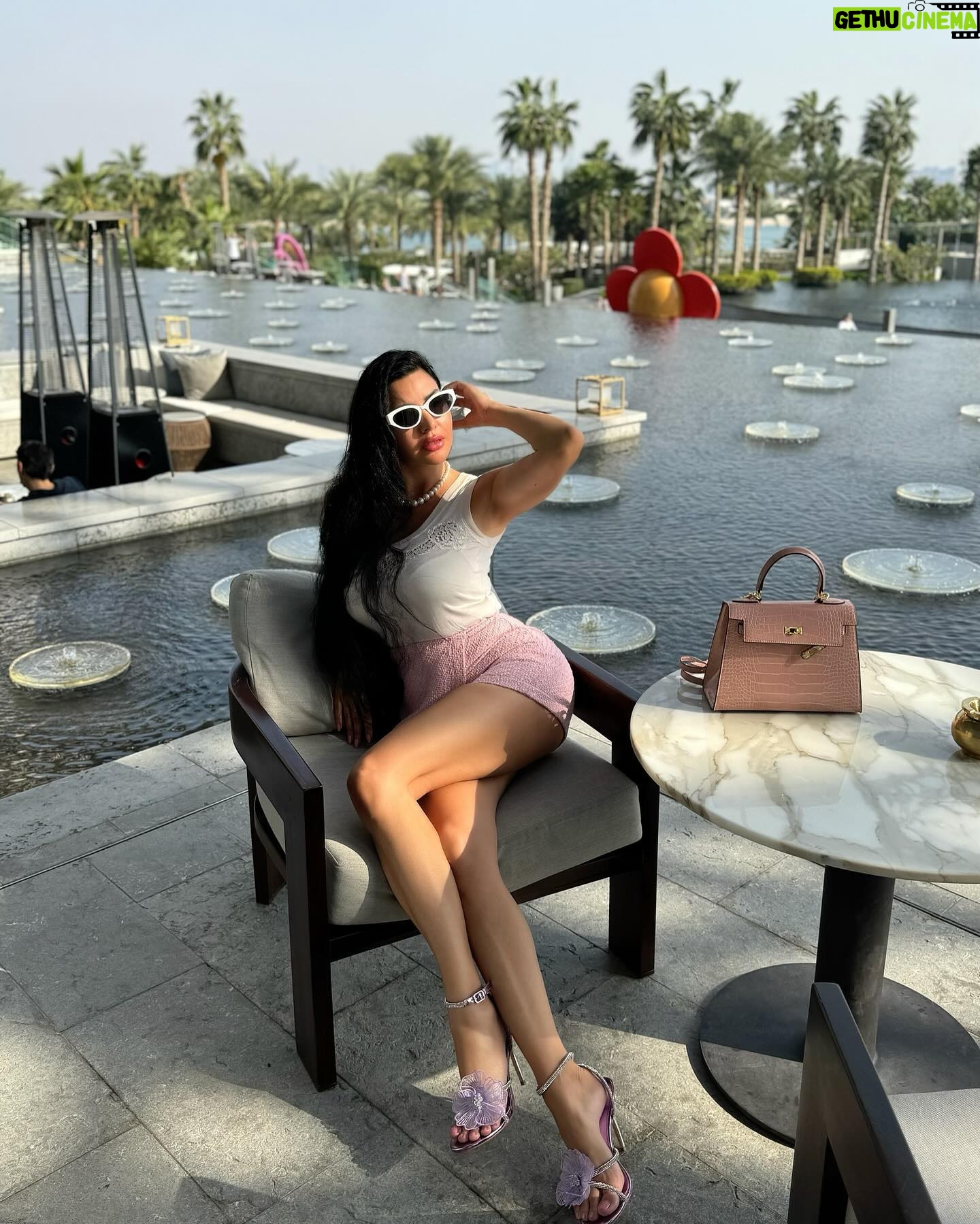 Lamitta Frangieh Instagram - Soft & beautiful day @atlantistheroyal š·
.
.
.
#weekendvibes #atlantistheroyal #dubai#luxurylifestyle #peaceofmind #lamittafrangieh #february #love #peace #chill #entreprenuerlifestyle #beautifuldestinations