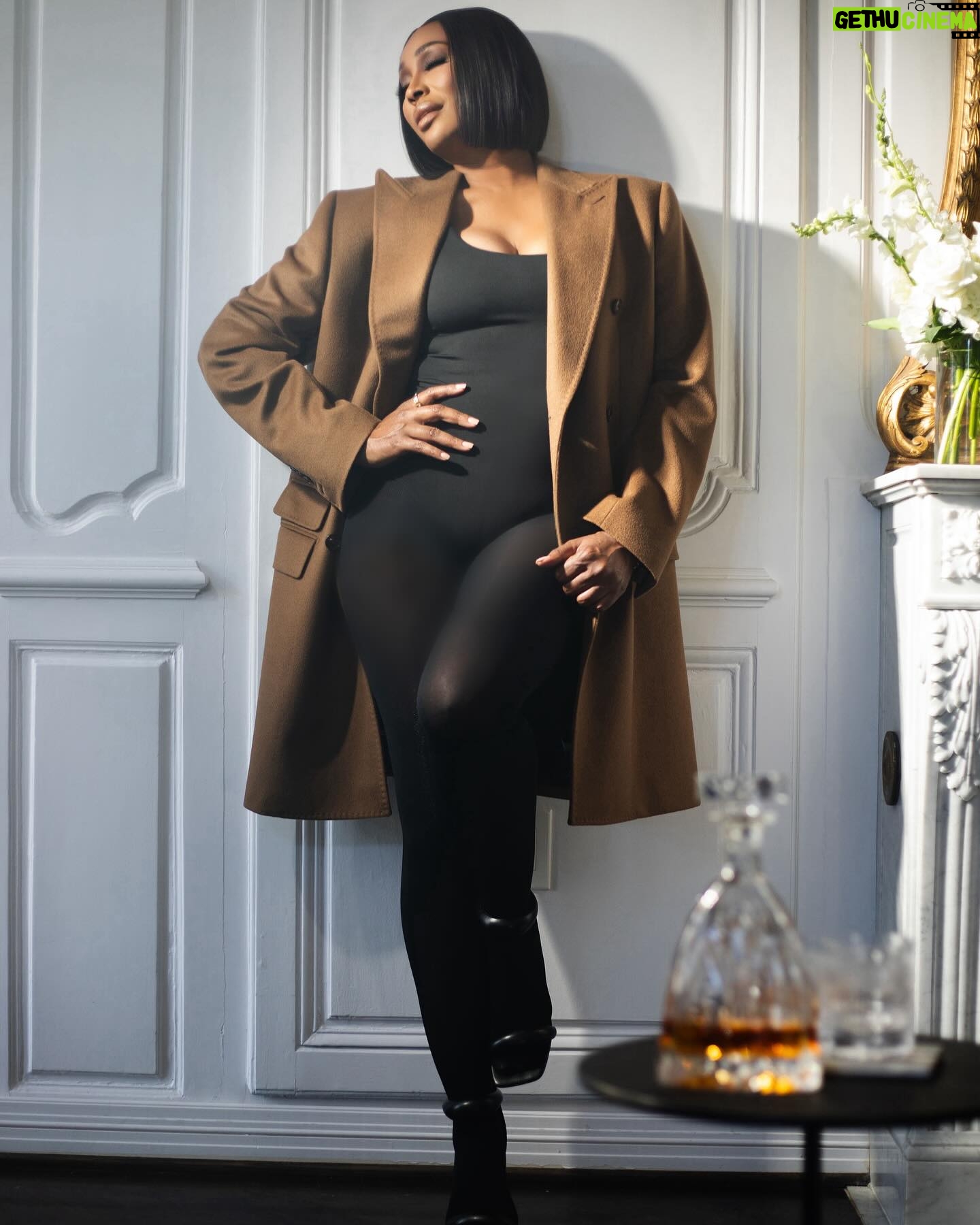 Cynthia Bailey Instagram - “stay focused on your happy place. that’s where you want to live.”🤎
#selflove
#loveera
#cynthiabailey
#staythecourse
#godswill
Man’s World
Posing 101
@cynthiabailey @mrdblanks
📸: @j.paschalphoto
Direction and edited by @mrdblanks
Styling and clothing by @dedrickhhthomas for @hideokibespoke
@makeup and grooming @jlamarbeauty
Hair by @kmhwigdesigners
Production assistant @frenchkiss4you @j.paschalphoto
#contentking #cynthiabailey #derekblanks #hideoki #mensfashion
