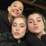 Clara Galle Instagram – Podría describir de memoria esa habitación mejor que la mía. Creo que es el sitio que ha pisado toda persona que ha formado parte de este periplo. Me acuerdo de cuando cambiaron las paredes de color y lo sentí como si hubieran pintado mi casa sin avisar. Había días que pensaba en dónde esconderme para quedarme a dormir en ese plató sin que nadie se enterara. A día de hoy pienso, ¿Qué habrán hecho con ese lugar? Estará desmontado y los muebles repartidos por ahí. Me imagino a la mesilla en un almacén diciéndole a una lámpara ajena que ella es la mesilla de la habitación de “A través de mi ventana”. Que ella sujetaba los guiones marcados cuando llegábamos a ensayar. 
Gracias a todo el mundo que ha subido por esa ventana, hay un placer inmenso en saberse esta habitación a rajatabla. Tengo grabados las posiciones que cada unx ocupabais ahí. Es un resumen perfecto, y mi manera de llevaros a todos conmigo. 
Ojalá nos veamos en muchas otras desmontables pero emocionalmente indelebles habitaciones más.

@nostromopictures @nuriavallsv @fores.marcal @meriuei74 @manuruizmz @marcmiro @isramendoza @avc73 @andreatrenadomakeup @marietabeltranz @sofia.vilaret @anamilln_ @enedenadia @albapedreira @otrapelicula @isramendoza @isaacbonfill @danaegatell @martaxipell @natalia_albert @cris_quer @alexabj @juliee.gee @manuruizmz @rachel_lascar @abel.folk @guillermo_lasheras @ivanlapadula @eliasm.felix @victorcuadrado_f @rurru29 @nuriarou @emilia_lazo @sylviaparejo @alejandro.gil @josetiradoad @xavifarre.io @andreaxchaparro @mcasalss @luciadelapuerta …💕