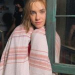 Clara Galle Instagram – Podría describir de memoria esa habitación mejor que la mía. Creo que es el sitio que ha pisado toda persona que ha formado parte de este periplo. Me acuerdo de cuando cambiaron las paredes de color y lo sentí como si hubieran pintado mi casa sin avisar. Había días que pensaba en dónde esconderme para quedarme a dormir en ese plató sin que nadie se enterara. A día de hoy pienso, ¿Qué habrán hecho con ese lugar? Estará desmontado y los muebles repartidos por ahí. Me imagino a la mesilla en un almacén diciéndole a una lámpara ajena que ella es la mesilla de la habitación de “A través de mi ventana”. Que ella sujetaba los guiones marcados cuando llegábamos a ensayar. 
Gracias a todo el mundo que ha subido por esa ventana, hay un placer inmenso en saberse esta habitación a rajatabla. Tengo grabados las posiciones que cada unx ocupabais ahí. Es un resumen perfecto, y mi manera de llevaros a todos conmigo. 
Ojalá nos veamos en muchas otras desmontables pero emocionalmente indelebles habitaciones más.

@nostromopictures @nuriavallsv @fores.marcal @meriuei74 @manuruizmz @marcmiro @isramendoza @avc73 @andreatrenadomakeup @marietabeltranz @sofia.vilaret @anamilln_ @enedenadia @albapedreira @otrapelicula @isramendoza @isaacbonfill @danaegatell @martaxipell @natalia_albert @cris_quer @alexabj @juliee.gee @manuruizmz @rachel_lascar @abel.folk @guillermo_lasheras @ivanlapadula @eliasm.felix @victorcuadrado_f @rurru29 @nuriarou @emilia_lazo @sylviaparejo @alejandro.gil @josetiradoad @xavifarre.io @andreaxchaparro @mcasalss @luciadelapuerta …💕