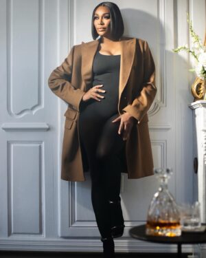 Cynthia Bailey Instagram - “stay focused on your happy place. that’s where you want to live.”🤎

#selflove 
#loveera 
#cynthiabailey 
#staythecourse 
#godswill 

Man’s World
Posing 101
@cynthiabailey   @mrdblanks
📸: @j.paschalphoto
Direction and edited by @mrdblanks
Styling and clothing by @dedrickhhthomas for @hideokibespoke
@makeup and grooming @jlamarbeauty
Hair by @kmhwigdesigners
Production assistant @frenchkiss4you @j.paschalphoto
#contentking #cynthiabailey #derekblanks #hideoki #mensfashion