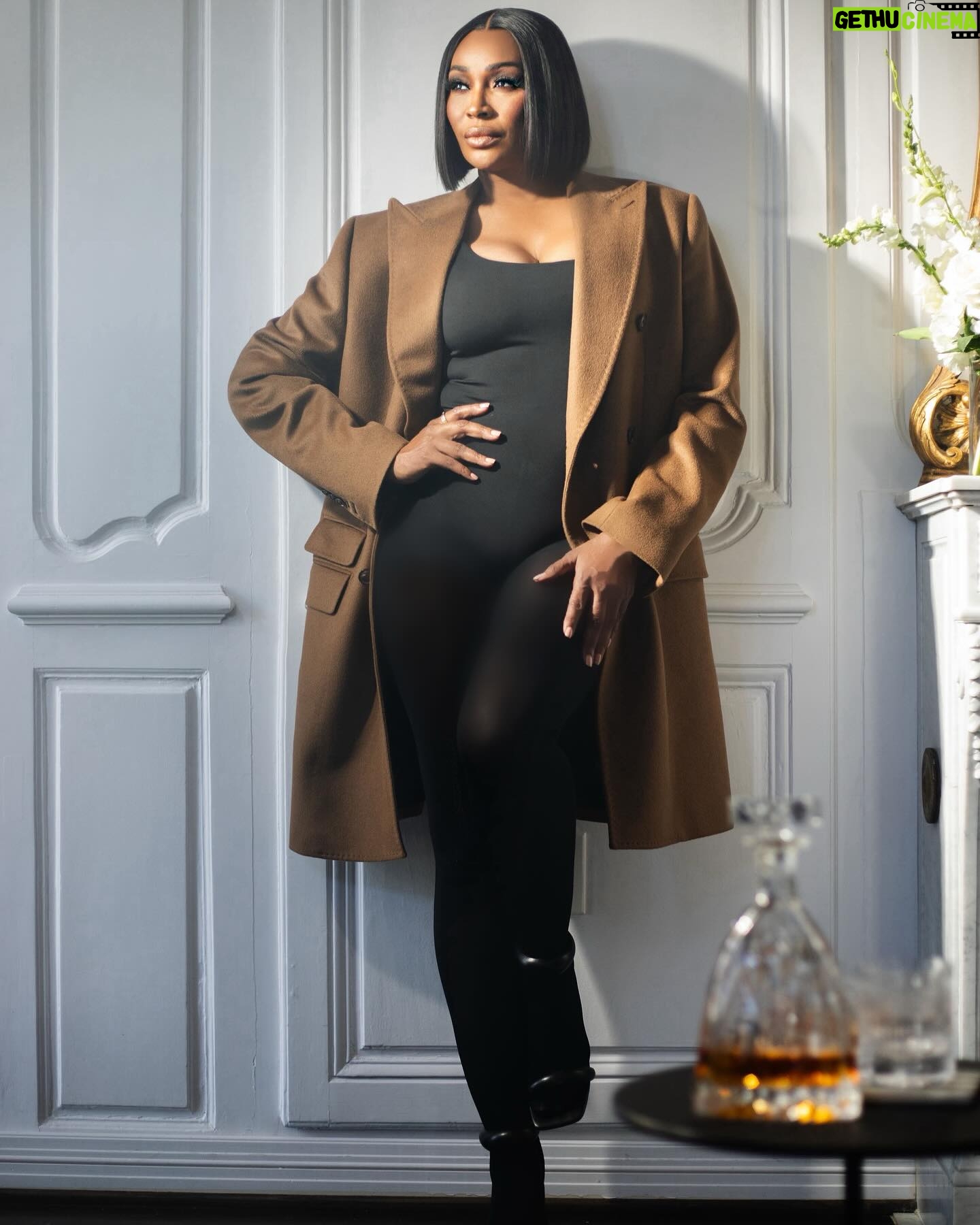 Cynthia Bailey Instagram - “stay focused on your happy place. that’s where you want to live.”🤎
#selflove
#loveera
#cynthiabailey
#staythecourse
#godswill
Man’s World
Posing 101
@cynthiabailey @mrdblanks
📸: @j.paschalphoto
Direction and edited by @mrdblanks
Styling and clothing by @dedrickhhthomas for @hideokibespoke
@makeup and grooming @jlamarbeauty
Hair by @kmhwigdesigners
Production assistant @frenchkiss4you @j.paschalphoto
#contentking #cynthiabailey #derekblanks #hideoki #mensfashion