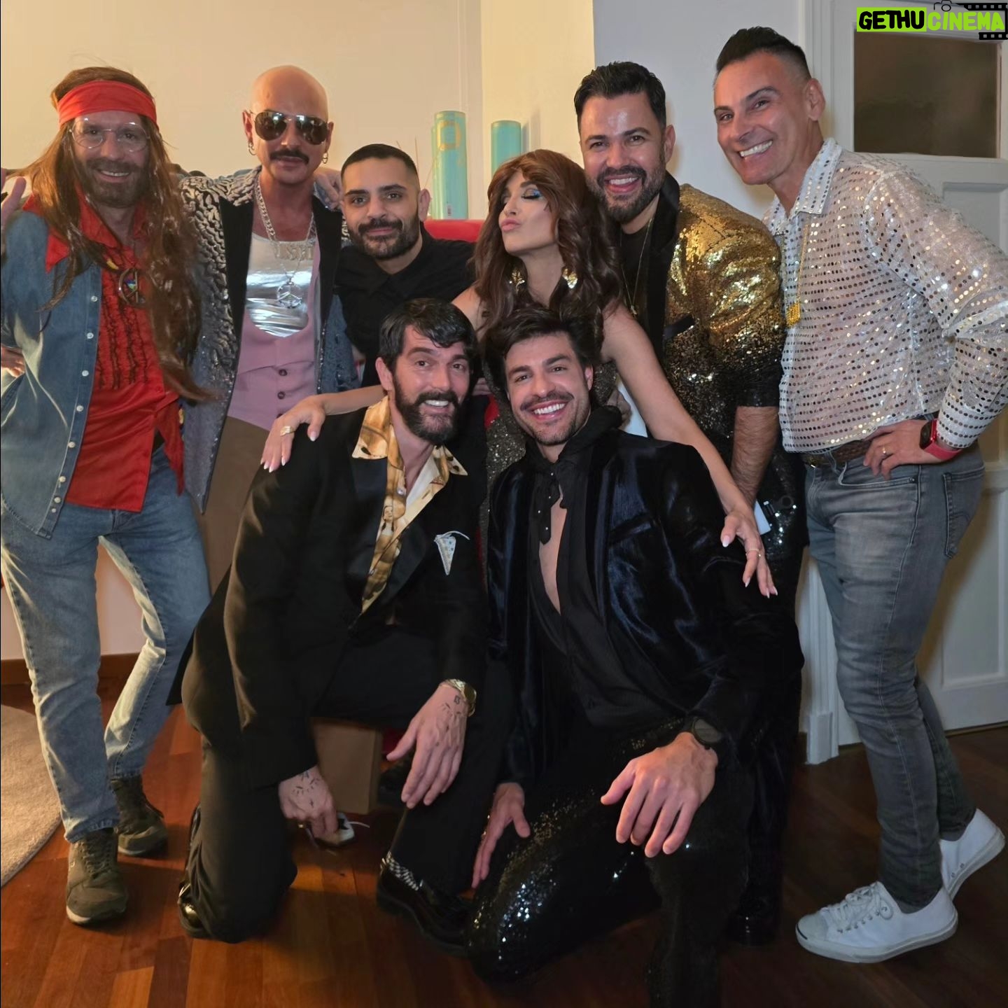Paula Echevarría Instagram - Ayer celebramos los 50 de @mikvarez por todo lo alto y al más puro estilo 70's!
Te queremos to the moon and back mi paich! ♥️
Mi mono es de @nadinemerabi, pendientes @fetichesuances y pelo y maquillaje by me! Disco 70's!