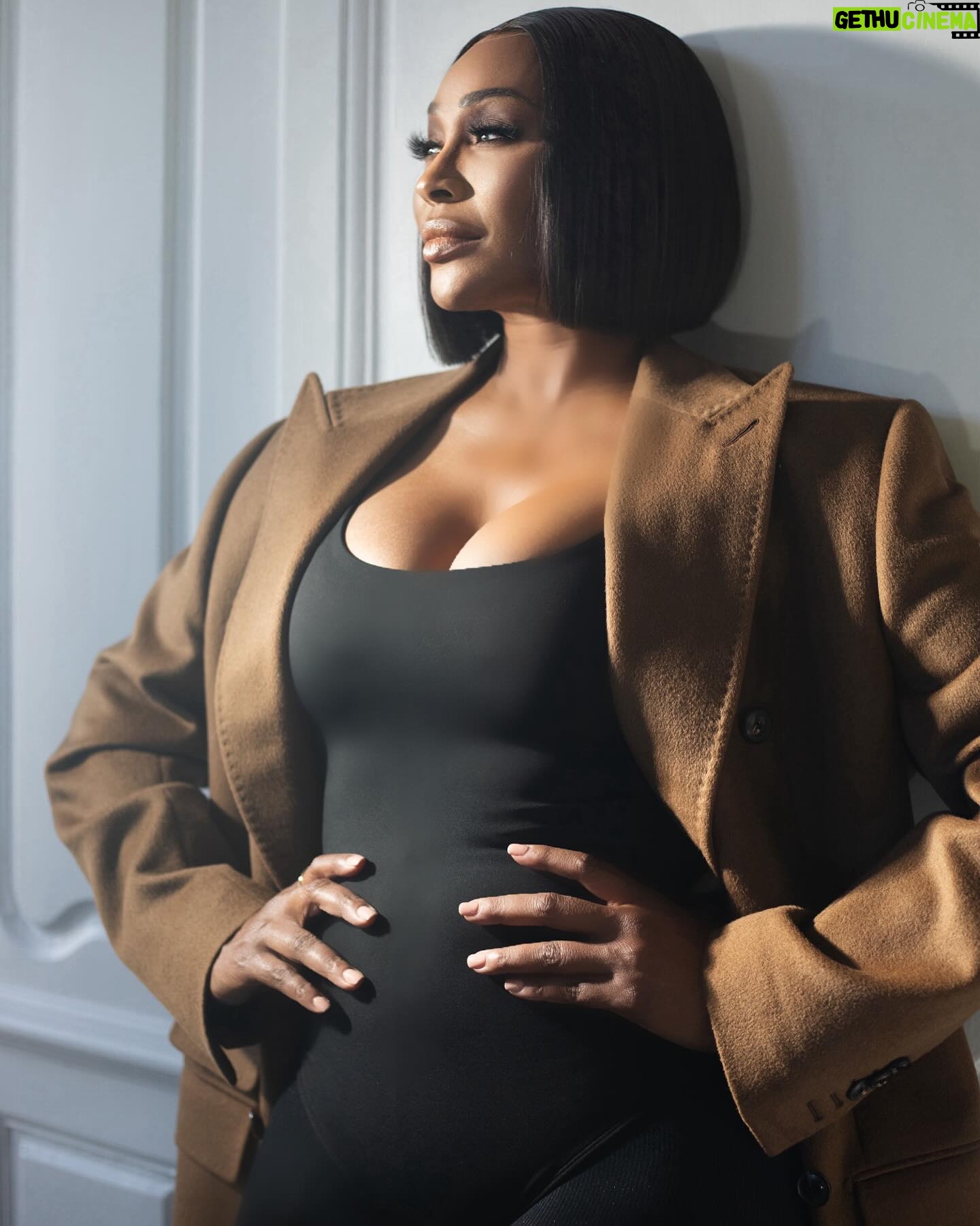 Cynthia Bailey Instagram - “stay focused on your happy place. that’s where you want to live.”🤎
#selflove
#loveera
#cynthiabailey
#staythecourse
#godswill
Man’s World
Posing 101
@cynthiabailey @mrdblanks
📸: @j.paschalphoto
Direction and edited by @mrdblanks
Styling and clothing by @dedrickhhthomas for @hideokibespoke
@makeup and grooming @jlamarbeauty
Hair by @kmhwigdesigners
Production assistant @frenchkiss4you @j.paschalphoto
#contentking #cynthiabailey #derekblanks #hideoki #mensfashion