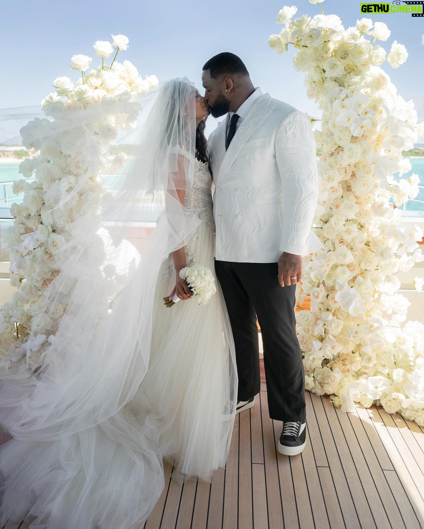 Chanel Iman Instagram - Blissful in Island Blue 🩵— the wedding of @chaneliman and @chauxdown out this week in @voguemagazine
Photos @corbingurkin
#chaneliman #davongodchaux #vogue #voguewedding #anguillawedding @vogueweddings @overthemoon @joshgoodencinema @monicarosestyle @zuhairmuradofficial @zuhairmuradprivate @kbellesdesign @iycyachts @bronxandbanco @xisleboatcharters @amoycoutureny @ivi_medina_ @brilliantearth