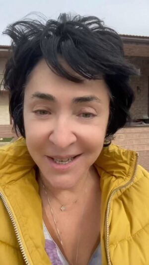 Lolita Milyavskaya Instagram - Когда два раза в год, попадая на «дальнюю дачу», окунаешься в садоводство), то ярче плоды творения секатора)))✌️👻