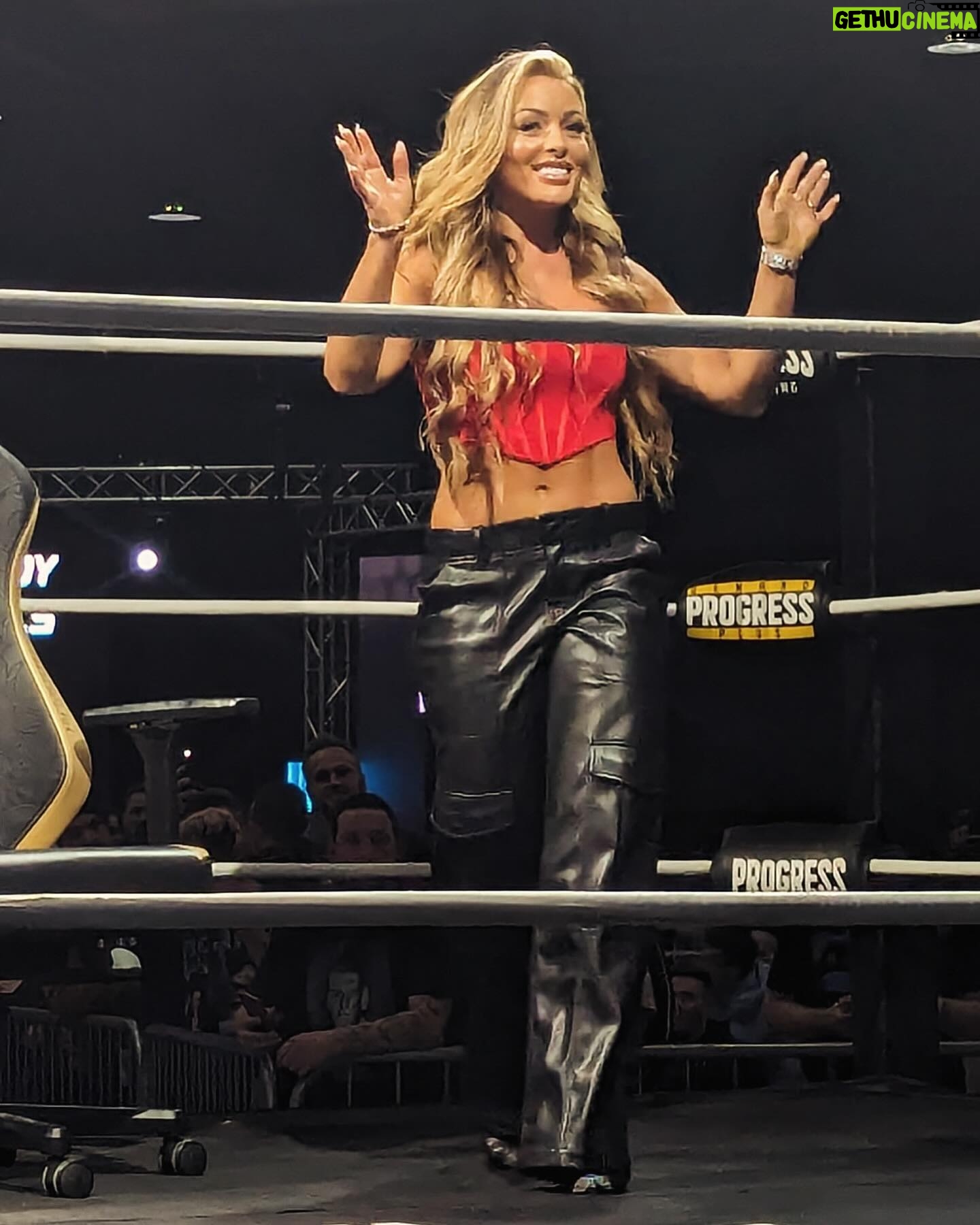 Mandy Rose Instagram - Photo dump! 🌹 ➡️ What an amazing weekend in Manchester, UK 🇬🇧 ! Can’t express how grateful I am for all my fans all around the world ❤️🙏🏻🥹
Thank you @ftlowrestling for the warm welcome! 🤗
Styled by @styledbylmc
Make up @holliefitzmartinmakeup
Hair @leahknivetonhair
