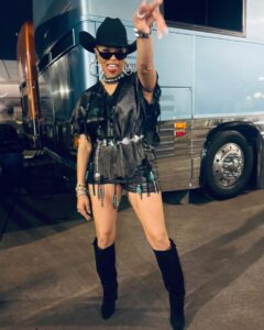 LeToya Luckett Instagram - ✨RODEO TIME✨

Rodeo ready! Dressed in @pintoranch 
The BEST selection in western wear (🗣️The BEST)

It’s kick off time for @rodeohouston 🤠
Had the best time with my @burnsoriginalbbq family last night.