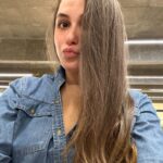 Monica Iozzi Instagram - Hoje acordei com uma saudade desse meu cabelão… 🥹 

Mas me lembrei também de uma fala que ouvi de uma senhora no salão no dia em que fui cortar no ano passado. “Seu cabelo é lindo, mas ouvi você dizer que já tem 40, né? Eu cortaria, fica mais elegante.” 

Antes de eu esboçar qualquer reposta, meu cabeleireiro retrucou: “Cuidar da própria vida também é muito elegante, viu anjo?” 

Toma! 🤣