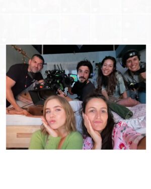 Clara Galle Instagram - Podría describir de memoria esa habitación mejor que la mía. Creo que es el sitio que ha pisado toda persona que ha formado parte de este periplo. Me acuerdo de cuando cambiaron las paredes de color y lo sentí como si hubieran pintado mi casa sin avisar. Había días que pensaba en dónde esconderme para quedarme a dormir en ese plató sin que nadie se enterara. A día de hoy pienso, ¿Qué habrán hecho con ese lugar? Estará desmontado y los muebles repartidos por ahí. Me imagino a la mesilla en un almacén diciéndole a una lámpara ajena que ella es la mesilla de la habitación de “A través de mi ventana”. Que ella sujetaba los guiones marcados cuando llegábamos a ensayar. 
Gracias a todo el mundo que ha subido por esa ventana, hay un placer inmenso en saberse esta habitación a rajatabla. Tengo grabados las posiciones que cada unx ocupabais ahí. Es un resumen perfecto, y mi manera de llevaros a todos conmigo. 
Ojalá nos veamos en muchas otras desmontables pero emocionalmente indelebles habitaciones más.

@nostromopictures @nuriavallsv @fores.marcal @meriuei74 @manuruizmz @marcmiro @isramendoza @avc73 @andreatrenadomakeup @marietabeltranz @sofia.vilaret @anamilln_ @enedenadia @albapedreira @otrapelicula @isramendoza @isaacbonfill @danaegatell @martaxipell @natalia_albert @cris_quer @alexabj @juliee.gee @manuruizmz @rachel_lascar @abel.folk @guillermo_lasheras @ivanlapadula @eliasm.felix @victorcuadrado_f @rurru29 @nuriarou @emilia_lazo @sylviaparejo @alejandro.gil @josetiradoad @xavifarre.io @andreaxchaparro @mcasalss @luciadelapuerta …💕