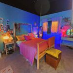Clara Galle Instagram - Podría describir de memoria esa habitación mejor que la mía. Creo que es el sitio que ha pisado toda persona que ha formado parte de este periplo. Me acuerdo de cuando cambiaron las paredes de color y lo sentí como si hubieran pintado mi casa sin avisar. Había días que pensaba en dónde esconderme para quedarme a dormir en ese plató sin que nadie se enterara. A día de hoy pienso, ¿Qué habrán hecho con ese lugar? Estará desmontado y los muebles repartidos por ahí. Me imagino a la mesilla en un almacén diciéndole a una lámpara ajena que ella es la mesilla de la habitación de “A través de mi ventana”. Que ella sujetaba los guiones marcados cuando llegábamos a ensayar. 
Gracias a todo el mundo que ha subido por esa ventana, hay un placer inmenso en saberse esta habitación a rajatabla. Tengo grabados las posiciones que cada unx ocupabais ahí. Es un resumen perfecto, y mi manera de llevaros a todos conmigo. 
Ojalá nos veamos en muchas otras desmontables pero emocionalmente indelebles habitaciones más.

@nostromopictures @nuriavallsv @fores.marcal @meriuei74 @manuruizmz @marcmiro @isramendoza @avc73 @andreatrenadomakeup @marietabeltranz @sofia.vilaret @anamilln_ @enedenadia @albapedreira @otrapelicula @isramendoza @isaacbonfill @danaegatell @martaxipell @natalia_albert @cris_quer @alexabj @juliee.gee @manuruizmz @rachel_lascar @abel.folk @guillermo_lasheras @ivanlapadula @eliasm.felix @victorcuadrado_f @rurru29 @nuriarou @emilia_lazo @sylviaparejo @alejandro.gil @josetiradoad @xavifarre.io @andreaxchaparro @mcasalss @luciadelapuerta …💕