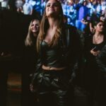 Clarissa Molina Instagram – Ya camino a Miami para mañana agarrar otro vuelo a otro destino😊! Y mirando en mi álbum, la primera foto describe toda la noche en el concierto de @donomar en NY! Se bailó, se cantó y se gozó! Que energía tan increíble! 🔥👏🏼💃🏻 Salió el sol si!!!! 👏🏼👏🏼👏🏼👏🏼👏🏼👏🏼 congrats!!!!
Look 🖤😎 de mí queridísimo @victoriajoseluis JLV Couture
Pronto en @elgordoylaflaca todos los detalles! ☀️
