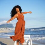 Juliana Alves Instagram – Celebro esse dia
Com essa minha tradução 
Em forma de imagens

Se acolher, se olhar atenta e se permitir…

Viva, Mulher!

Celebro minha mãe, minhas irmãs, sobrinhas, primas, amigas, minhas mais velhas e todas as mulheres que tem me fortalecido e me ensinado a ser quem sou. 
Celebro nossas ancestrais e as que forjaram nossos alicerces e abriram caminhos.
Celebro esse mar e as marés que me banham! 

– Ensaio do @guilhermelima completo na Revista @revmensch 🤎🧡❤️