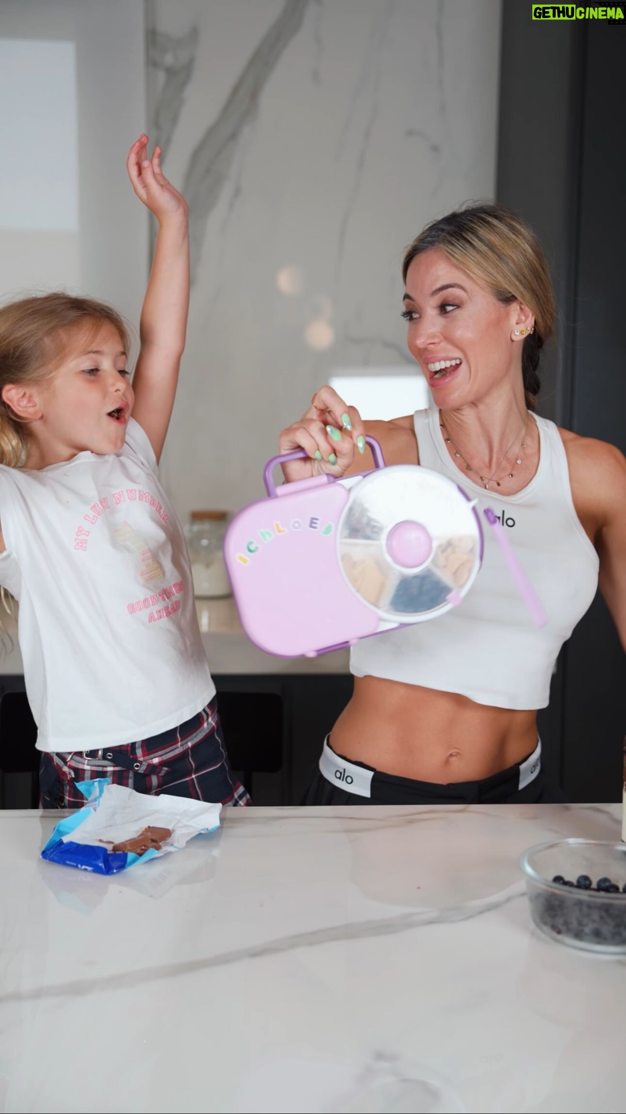 Jésica Cirio Instagram - ¡PREPARANDO LA LUNCHERA!
No puedo creer que Chloe ya arrancó Primer Grado 🥹
Me encanta poner en su lunchera un poquito de todo y que tenga diferentes opciones saludables para elegir. 🥞🫐
Ustedes, ¿qué otros alimentos sumarían a su merienda? ☺️