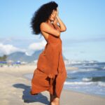 Juliana Alves Instagram – Celebro esse dia
Com essa minha tradução 
Em forma de imagens

Se acolher, se olhar atenta e se permitir…

Viva, Mulher!

Celebro minha mãe, minhas irmãs, sobrinhas, primas, amigas, minhas mais velhas e todas as mulheres que tem me fortalecido e me ensinado a ser quem sou. 
Celebro nossas ancestrais e as que forjaram nossos alicerces e abriram caminhos.
Celebro esse mar e as marés que me banham! 

– Ensaio do @guilhermelima completo na Revista @revmensch 🤎🧡❤️