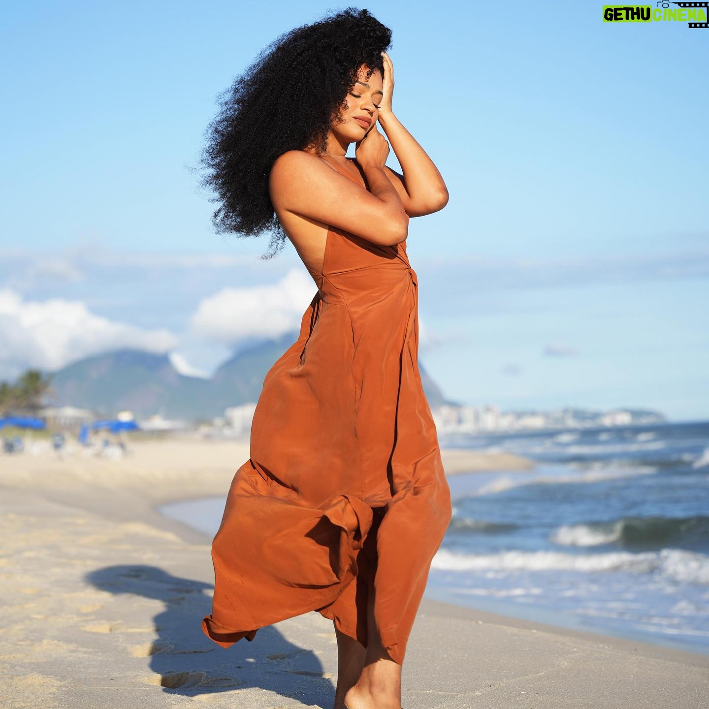 Juliana Alves Instagram - Celebro esse dia
Com essa minha tradução
Em forma de imagens
Se acolher, se olhar atenta e se permitir…
Viva, Mulher!
Celebro minha mãe, minhas irmãs, sobrinhas, primas, amigas, minhas mais velhas e todas as mulheres que tem me fortalecido e me ensinado a ser quem sou.
Celebro nossas ancestrais e as que forjaram nossos alicerces e abriram caminhos.
Celebro esse mar e as marés que me banham!
- Ensaio do @guilhermelima completo na Revista @revmensch 🤎🧡❤️