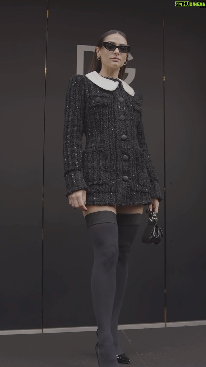 Renata Notni Instagram - Mientras las capitales de la moda reciben a las personalidades más relevantes de la industria de la moda y el entretenimiento para los desfiles de Otoño-Invierno 2024, #RenataNotni nos invita –en exclusiva– al show de Dolce&Gabbana en Milán. La actriz mexicana luce un elegante atuendo para conocer la colección Tuxedo que es un homenaje a la cultura sartorial de la firma italiana.