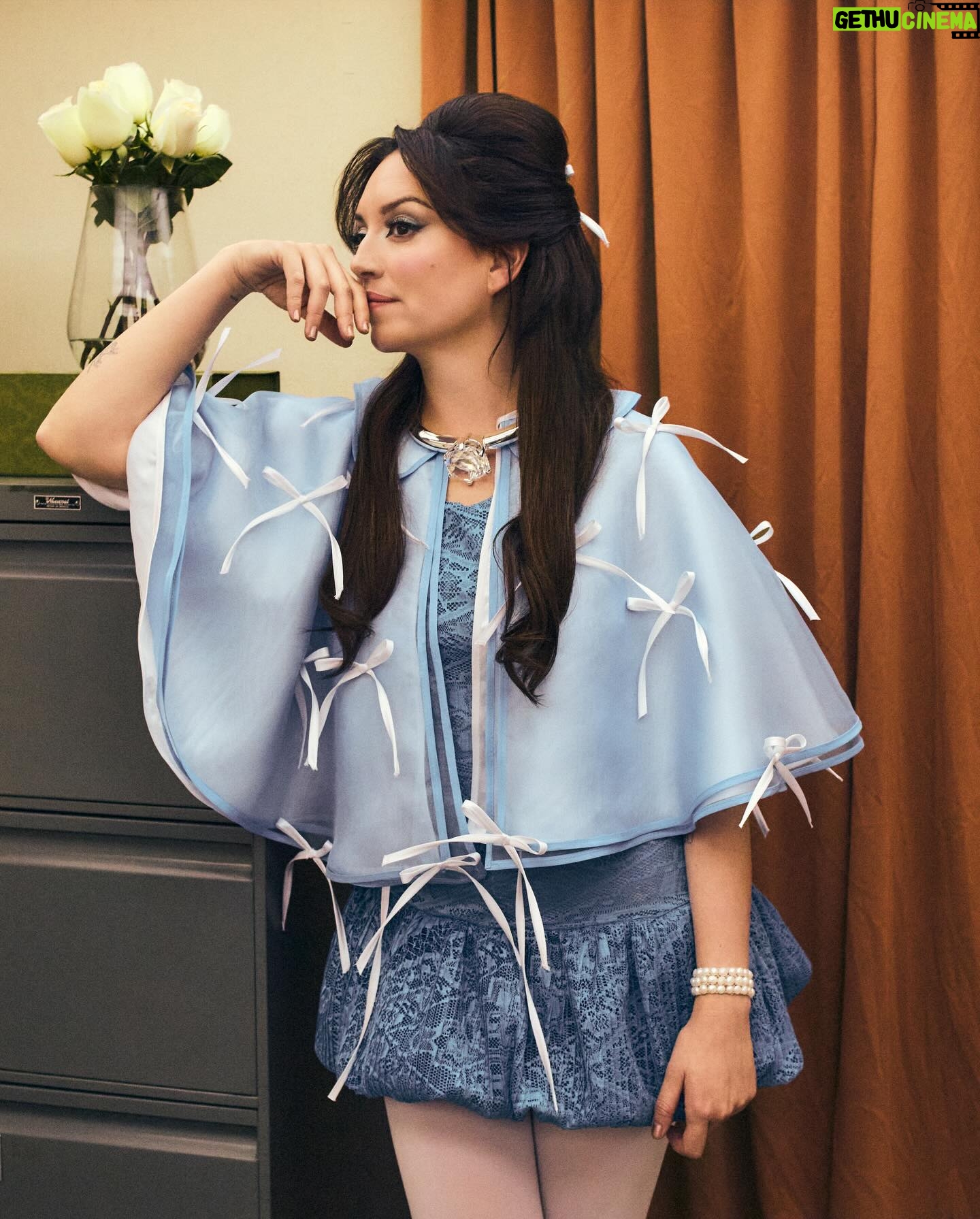 Regina Blandón - 46.8K Likes - ¡Ya pueden ver #PRISCILLA de Sofía Coppola en @mubilat! ¡Está 😍!
Para festejar el estrenazo, @mubilat y @elle_mexico me invitaron a este photoshoot (con fotos de la master de masters @lagardenuria 🥰❤️) inspirado en la película.
Y además, aquí les dejo 30 días de MUBI GRATIS 😱🥹: mubi.com/reginablandon
Pa que vean esta y muchas más películas del catálogo brutal que tiene MUBI 🤩.
Créditos:
Producción: @momoroom_ @monsecastera @soyanaportugal
Fotógrafa: @lagardenuria
MUA: @fernanda.acuna
Hair: @clo.stylistroom
Stylist: @void_4
Asistente Stylist: @ultr4papi
Dirección de arte y set design: @covadongga, @thiscanhappen2