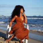 Juliana Alves Instagram – Celebro esse dia
Com essa minha tradução 
Em forma de imagens

Se acolher, se olhar atenta e se permitir…

Viva, Mulher!

Celebro minha mãe, minhas irmãs, sobrinhas, primas, amigas, minhas mais velhas e todas as mulheres que tem me fortalecido e me ensinado a ser quem sou. 
Celebro nossas ancestrais e as que forjaram nossos alicerces e abriram caminhos.
Celebro esse mar e as marés que me banham! 

– Ensaio do @guilhermelima completo na Revista @revmensch 🤎🧡❤️