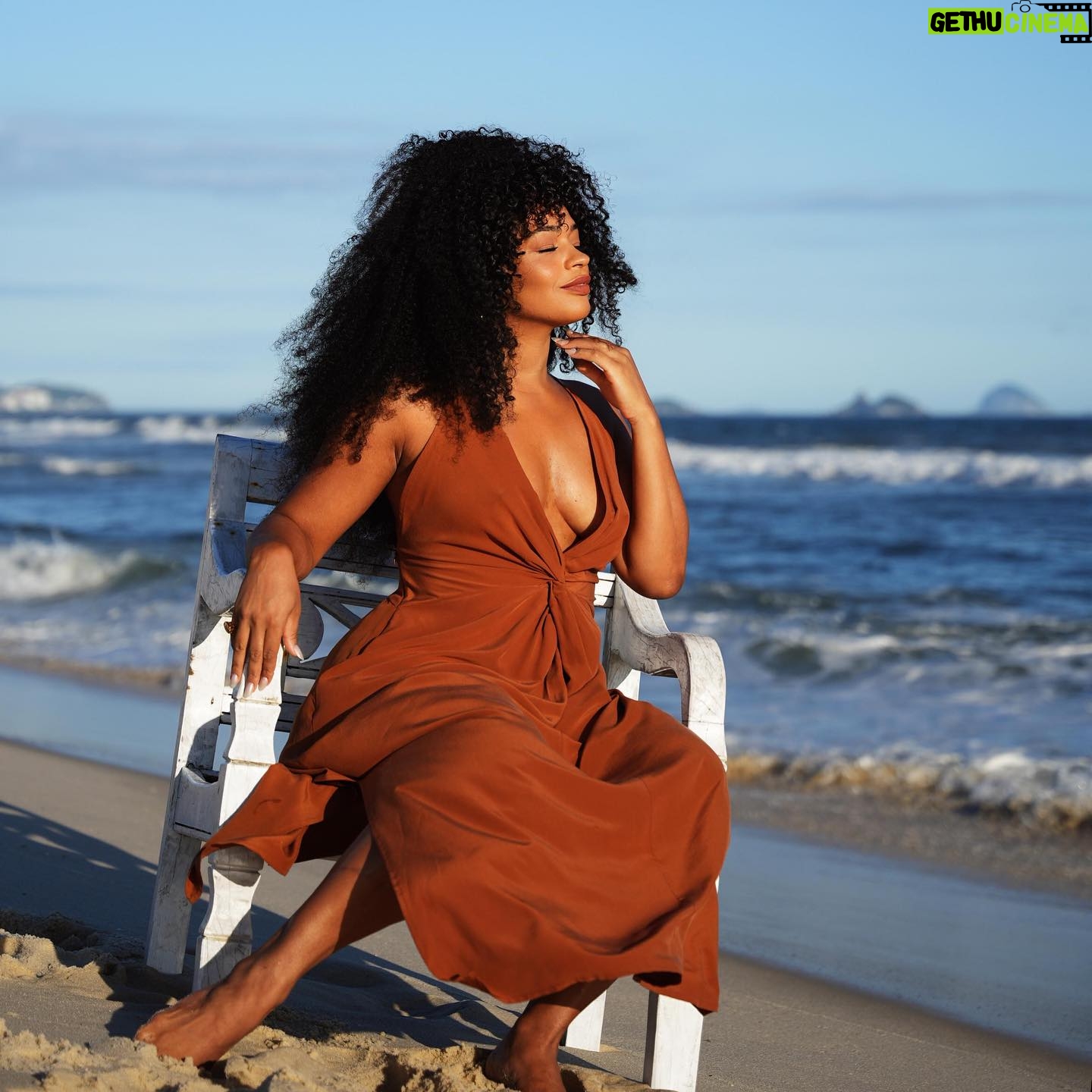 Juliana Alves Instagram - Celebro esse dia
Com essa minha tradução
Em forma de imagens
Se acolher, se olhar atenta e se permitir…
Viva, Mulher!
Celebro minha mãe, minhas irmãs, sobrinhas, primas, amigas, minhas mais velhas e todas as mulheres que tem me fortalecido e me ensinado a ser quem sou.
Celebro nossas ancestrais e as que forjaram nossos alicerces e abriram caminhos.
Celebro esse mar e as marés que me banham!
- Ensaio do @guilhermelima completo na Revista @revmensch 🤎🧡❤️