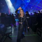 Clarissa Molina Instagram – Ya camino a Miami para mañana agarrar otro vuelo a otro destino😊! Y mirando en mi álbum, la primera foto describe toda la noche en el concierto de @donomar en NY! Se bailó, se cantó y se gozó! Que energía tan increíble! 🔥👏🏼💃🏻 Salió el sol si!!!! 👏🏼👏🏼👏🏼👏🏼👏🏼👏🏼 congrats!!!!
Look 🖤😎 de mí queridísimo @victoriajoseluis JLV Couture
Pronto en @elgordoylaflaca todos los detalles! ☀️
