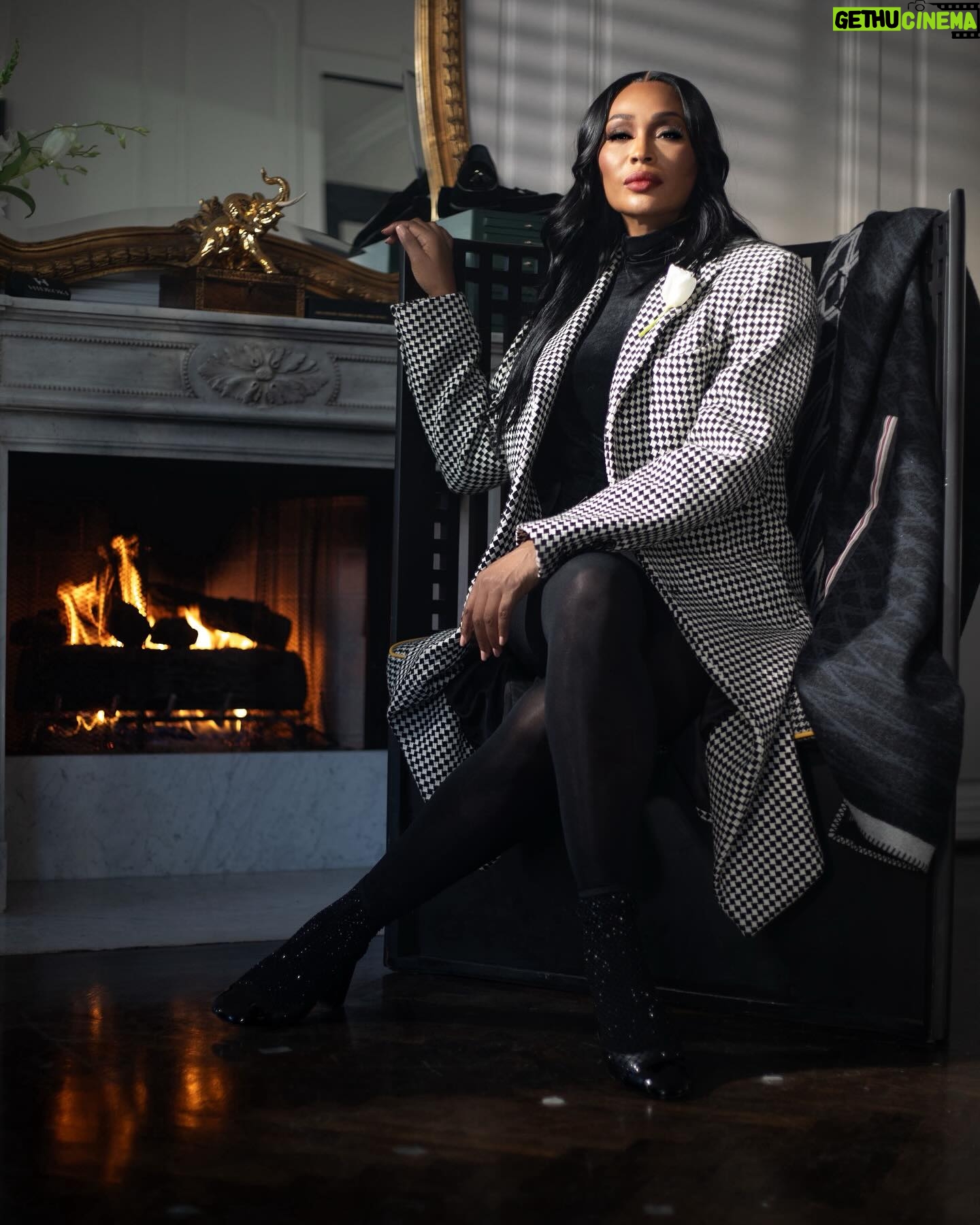 Cynthia Bailey Instagram - “fashion is what you buy. style is what you do with it.”🌹
Man’s World
Posing 101
@cynthiabailey @mrdblanks
📸: @j.paschalphoto
Direction and edited by @mrdblanks
Styling and clothing by @dedrickhhthomas for @hideokibespoke
@makeup and grooming @jlamarbeauty
Hair by @kmhwigdesigners
Production assistant @frenchkiss4you @j.paschalphoto
#contentking #cynthiabailey #derekblanks #hideoki #mensfashion