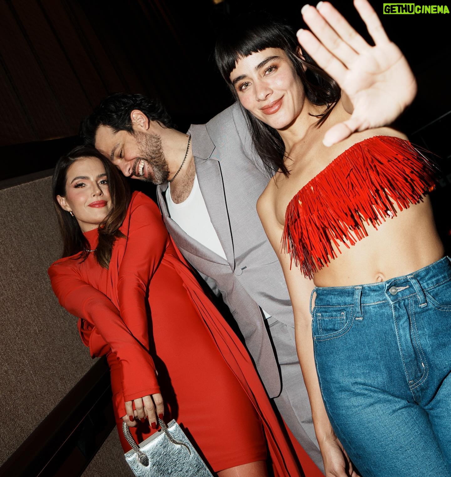 Esmeralda Pimentel Instagram - UN BUEN DIVORCIO a partir del 1 de marzo por @vix
No saben la belleza y el orgullo que es ser parte de esta historia y de este equipo.
Gracias @claudiaalvarezo @gustavoegelhaaf por ser los compañeros más generosos y divertidos. A mi querido @billyrovzar por ser el mejor capitán y por crear una historia llena de alma, a mi @ponchuspineda por ser brújula, amigo y guía en el set, a @jero_rod por tu arte en la cámara, @ericasanchezsu @thelemonstudios @elrovzar por hacer que este sueño fuera posible. @vix @vgratteri @carlagomez_prod por ser la casita de esta historia.
A todo el equipo, delante y detrás de cámaras por llenar el set de alma, talento, compañerismo, generosidad, risas.
Pelito: @ernestovargas_hair