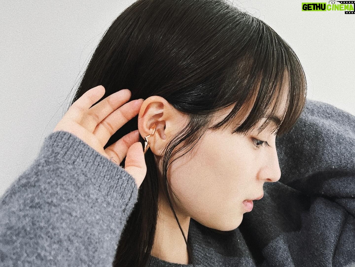 Suzu Hirose Instagram - Ombre Blossom Collection✳︎
thank you @louisvuitton
#LVFineJewelry