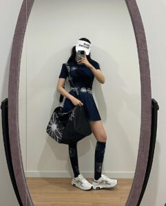 Hyomin Instagram - 이번 트립 젤 맘에 들었던 착 ᴗ͈ˬᴗ͈)ꕤ 마르디 레인코트는 저렇게 잘 입을거면 화이트도 하나 해야겠다...