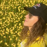 Şevval Sam Instagram – 🌼💛Bilmişim de giymişim💛 🌼
#geldeyatma  ilkbahar’ın ilk kavuşması💛🧡💜🩷🩵🌈🌼🌼🌼🌼🌼🌼🌼