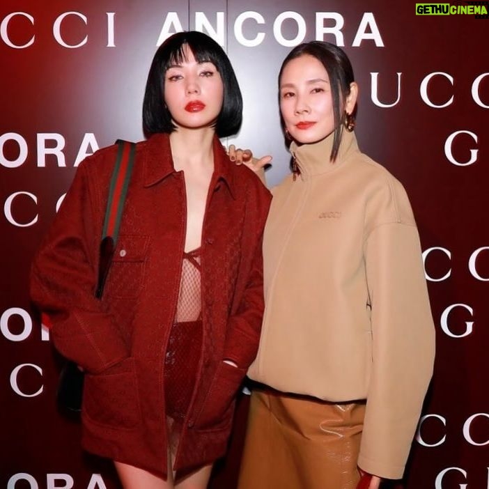 Riisa Naka Instagram - GUCCIの新クリエイティブ・ディレクターサバト・デ・サルノのデビューコレクション「Gucci Ancora」がついにローンチ✨
Rosso Ancora color一色の国立競技場にドキドキが止まらなかった♥️
「Ancora - もう一度、もっと、ファッションに恋をしよう」というメッセージとともに、絶え間なく愛をもたらしてくれるファッションの魅力を再燃させたいというサバトの想いが込められたコレクションの世界観を体感でき、
これからサバトがつくる新しいGUCCIが
たくさんの方に幸せを運んでくれるんだろうなと
とても楽しみになった♥️🥰🤝🫀✨
全身Rosso Ancora colorで統一したコレクションに袖を通すことでステージアップした自分に出会えたけれど、どこか懐かしい気持ちにもなったルックでした♥️
よーさん @yoshidayoh_official
エラちゃん @elaiza_ikd
と3姉妹ショット♥️♥️♥️😘
#GucciAncora
#GucciSS24
#PR
@gucci
@sabatods