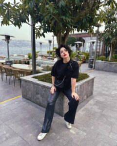 Merve Boluğur Instagram - Yine siyahlar 🖤 #ad