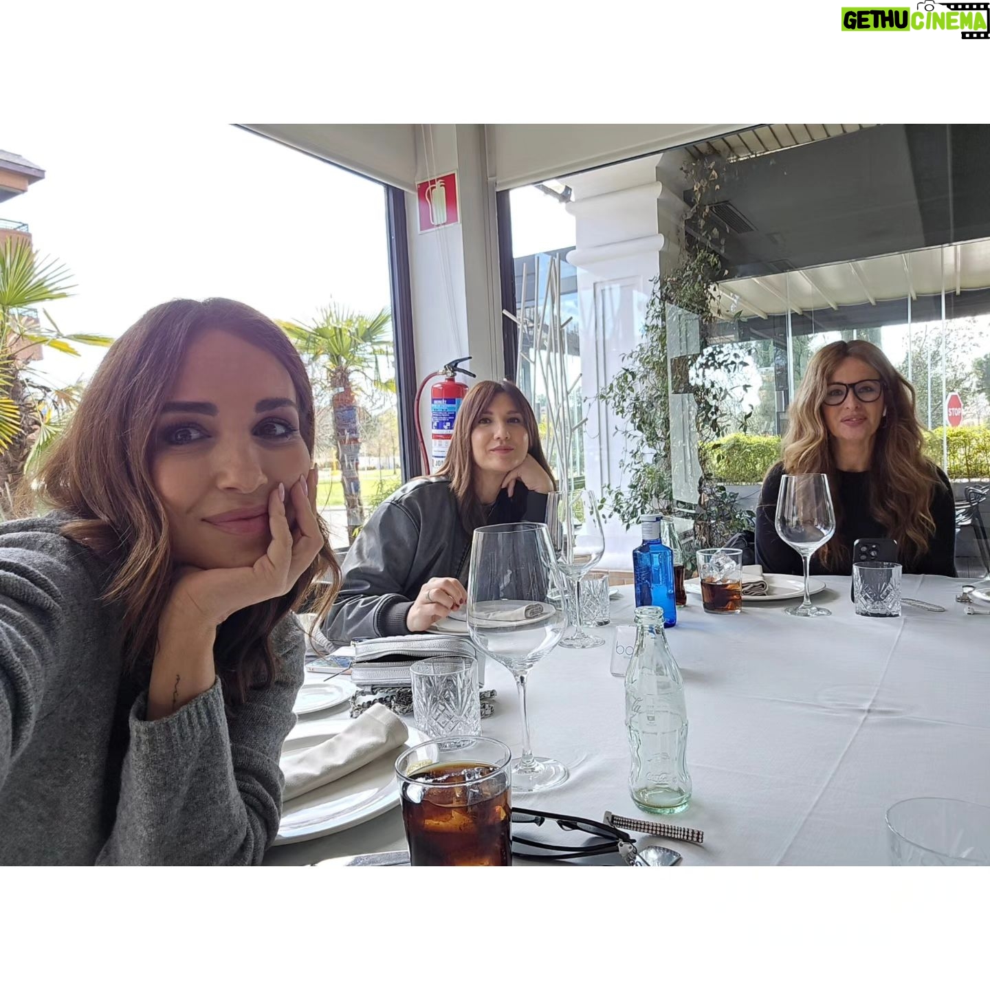 Paula Echevarría Instagram - 1 de marzo, no has estado nada mal 🫶🏼
1. Foto espejo
2. Las primeras en llegar
3. La ocasion merecia brindar con vino 🍷. Las 6 juntas a la vez por fin!
4. Aunque se nos haya olvidado hacer la foto antes de que la Teno tuviera que irse 😅
5. Vicio
6. Más vicio aún 🫠
7. Estrena estantería y le encanta ☺️