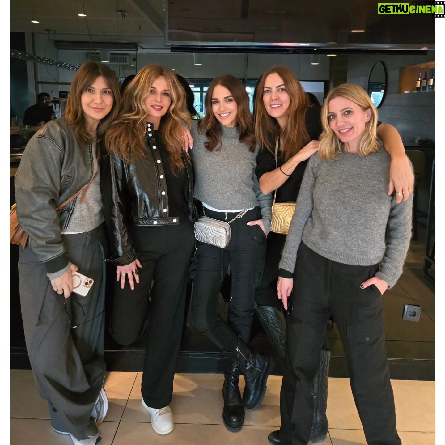 Paula Echevarría Instagram - 1 de marzo, no has estado nada mal 🫶🏼
1. Foto espejo
2. Las primeras en llegar
3. La ocasion merecia brindar con vino 🍷. Las 6 juntas a la vez por fin!
4. Aunque se nos haya olvidado hacer la foto antes de que la Teno tuviera que irse 😅
5. Vicio
6. Más vicio aún 🫠
7. Estrena estantería y le encanta ☺️
