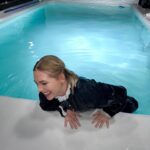 Kristina Asmus Instagram - Ахренеть!! 😱 Я сама в это не верю!!!⚡️

Я снималась под водой!!!! И это я не просто платьишко помочила или нырнула по-бырому, пока организм ничё не понял 😅 Я провела под водой, мать его, 3 часа!!!! Нет, я выныривала подышать, конечно)), но снималась так реально 3 часа без перерыва. Даже не знаю…это нормас вообще? 🤪
Я уже ныряла в фильме «Текст», когда мы снимали сцены под водой на телефон на Мальдивах, но там я на 3 секунды всего открывала глаза со страху и сразу паниковала и выныривала. А нос и того хуже - руку от него я убрать ни-ни)) Всю жизнь в басик красиво рыбкой я прыгаю, только если нос плотно рукой зажат 😂
Короче, я очень боялась и пугала съёмочную группу, что у меня ничего не получился и скорее всего я запорю им все кадры 😅🙈 Потому что помимо того, что под водой надо было открывать глаза и не дышать, надо было ещё делать спокойное безмятежное лицо и успевать играть что-то))
Но как бы не так!))) Асмус Ихтиандровна по кайфу провела эти 3 часа и вообще выходить не хотела 😂 Так что, если следующая роль, то в «Аквамене», не меньше 😂
