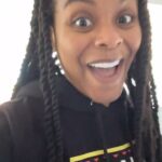 Tabitha Brown Instagram - Celebrating Women’s History month with movement 🎉🎉
Ok ladies it’s day 2!!! Did yall move your body today??? Let’s check in!! #tabithabrown #movement #workout #fitness