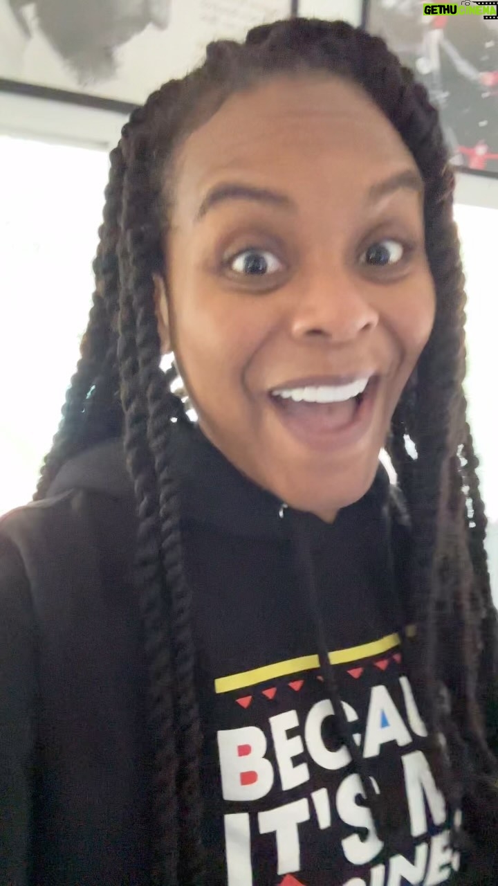 Tabitha Brown Instagram - Celebrating Women’s History month with movement 🎉🎉
Ok ladies it’s day 2!!! Did yall move your body today??? Let’s check in!! #tabithabrown #movement #workout #fitness