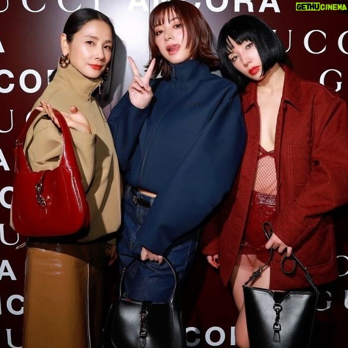 Riisa Naka Instagram - GUCCIの新クリエイティブ・ディレクターサバト・デ・サルノのデビューコレクション「Gucci Ancora」がついにローンチ✨
Rosso Ancora color一色の国立競技場にドキドキが止まらなかった♥️
「Ancora - もう一度、もっと、ファッションに恋をしよう」というメッセージとともに、絶え間なく愛をもたらしてくれるファッションの魅力を再燃させたいというサバトの想いが込められたコレクションの世界観を体感でき、
これからサバトがつくる新しいGUCCIが
たくさんの方に幸せを運んでくれるんだろうなと
とても楽しみになった♥️🥰🤝🫀✨
全身Rosso Ancora colorで統一したコレクションに袖を通すことでステージアップした自分に出会えたけれど、どこか懐かしい気持ちにもなったルックでした♥️
よーさん @yoshidayoh_official
エラちゃん @elaiza_ikd
と3姉妹ショット♥️♥️♥️😘
#GucciAncora
#GucciSS24
#PR
@gucci
@sabatods