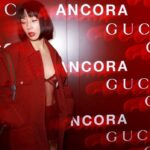 Riisa Naka Instagram - GUCCIの新クリエイティブ・ディレクターサバト・デ・サルノのデビューコレクション「Gucci Ancora」がついにローンチ✨
Rosso Ancora color一色の国立競技場にドキドキが止まらなかった♥️
 「Ancora - もう一度、もっと、ファッションに恋をしよう」というメッセージとともに、絶え間なく愛をもたらしてくれるファッションの魅力を再燃させたいというサバトの想いが込められたコレクションの世界観を体感でき、

これからサバトがつくる新しいGUCCIが
たくさんの方に幸せを運んでくれるんだろうなと
とても楽しみになった♥️🥰🤝🫀✨

全身Rosso Ancora colorで統一したコレクションに袖を通すことでステージアップした自分に出会えたけれど、どこか懐かしい気持ちにもなったルックでした♥️

よーさん @yoshidayoh_official 
エラちゃん　@elaiza_ikd 
と3姉妹ショット♥️♥️♥️😘

#GucciAncora
#GucciSS24
#PR
@gucci 
@sabatods